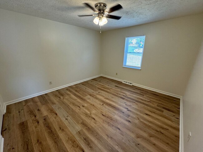 Building Photo - 526 W 13th St