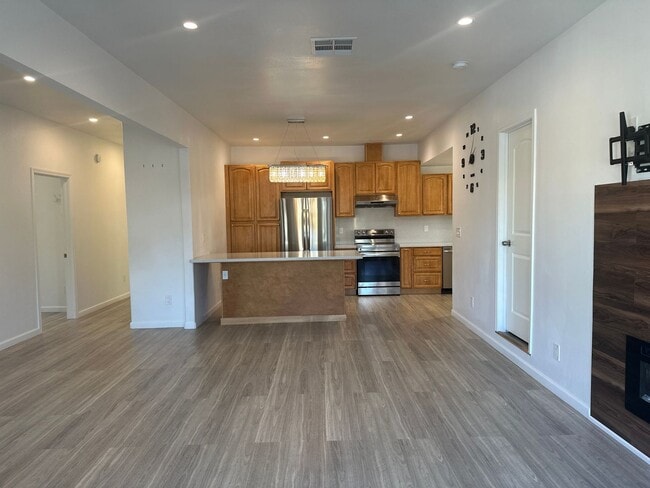 Building Photo - 1606 E San Fernando St