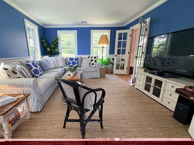 TV Lounge - 106 Beach Hill Rd