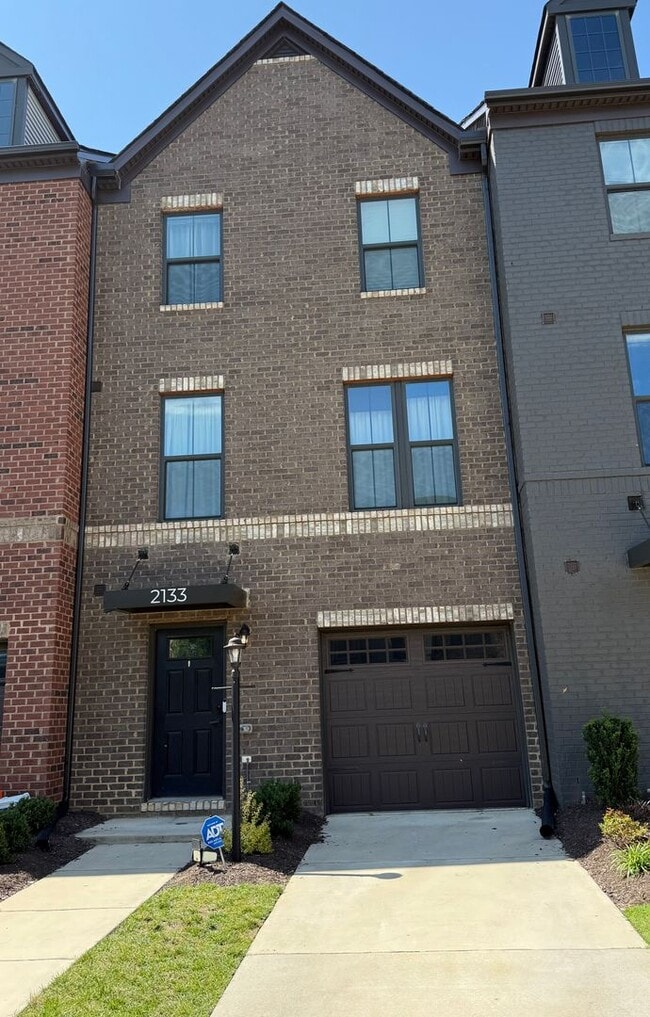 Primary Photo - 3 Bedroom Townhouse - City Living with a G...