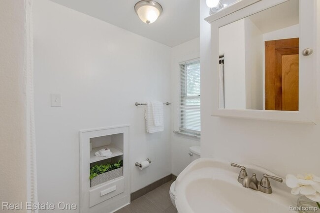 Building Photo - 122 W Houstonia Ave