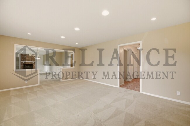 Building Photo - 6517 E Elm St