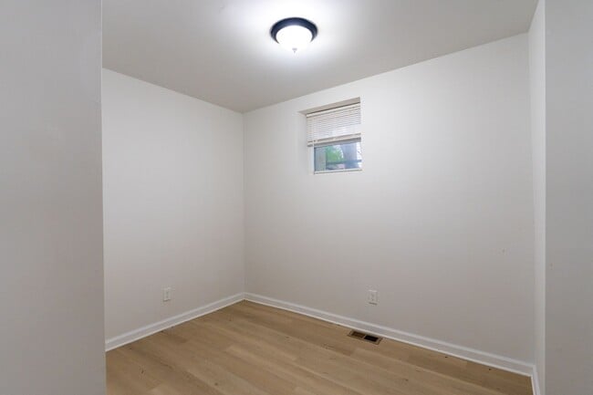 Building Photo - Newly Rehabbed 4 bedroom 2 full bathrooms ...