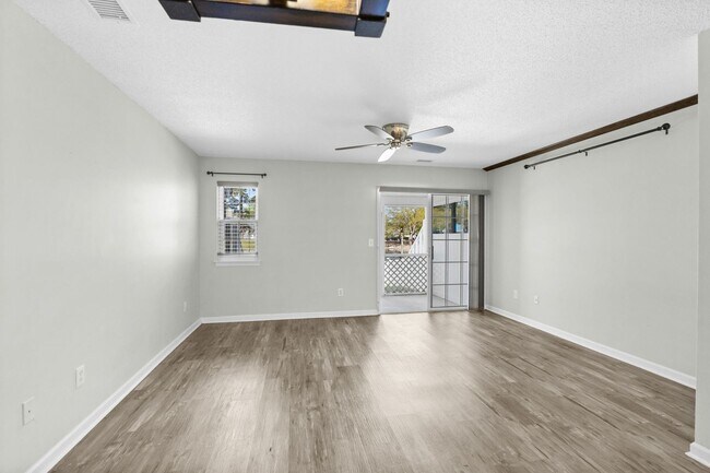 Building Photo - Charming Townhome with Water Views near The Market Common!