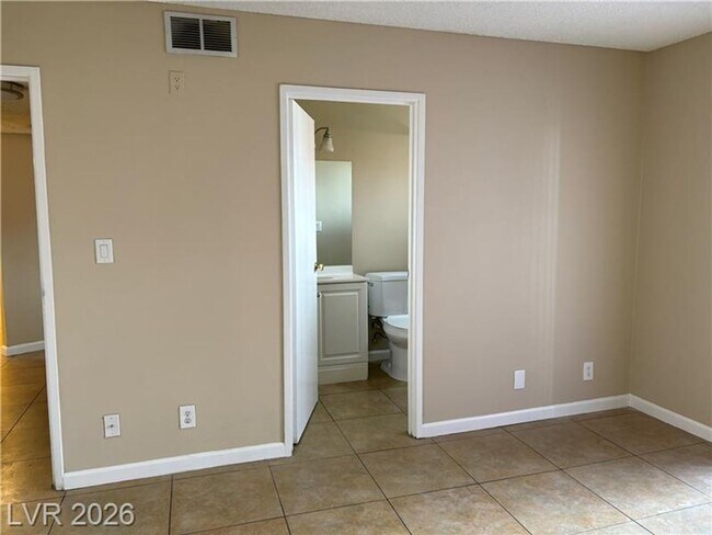 Building Photo - 2080 Karen Ave