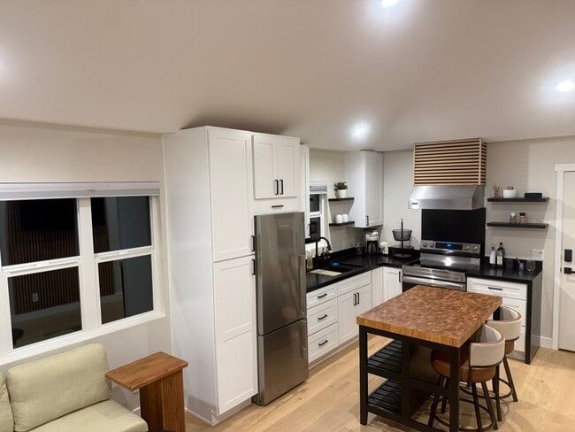 Building Photo - 26552-26552 Royale Dr