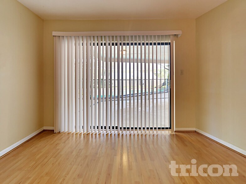 Building Photo - 610 Oakmoss Dr