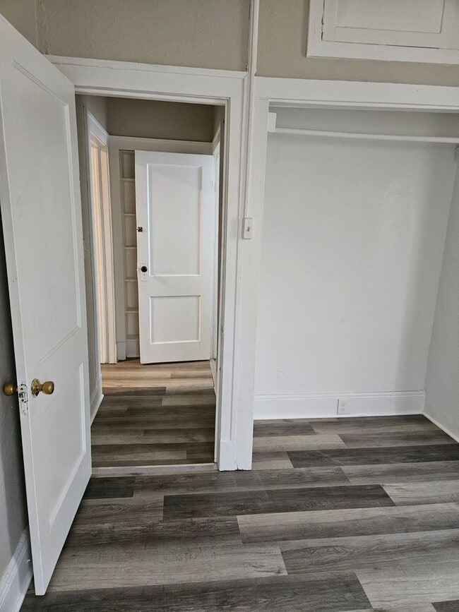 Building Photo - This spacious front porch Colonial is wait...