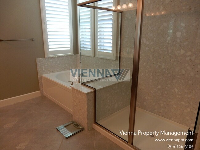Building Photo - 5635 Saratoga Cir