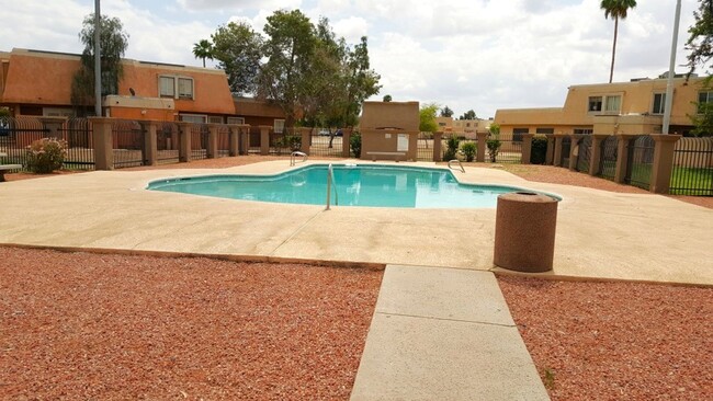 Building Photo - AFFORDABLE UNIT ON THE PHOENIX/TEMPE BOARDER!