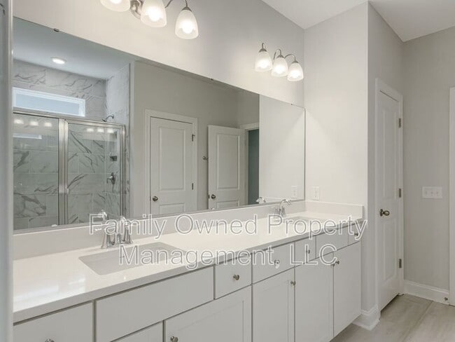 Building Photo - 208 Shortmarsh St