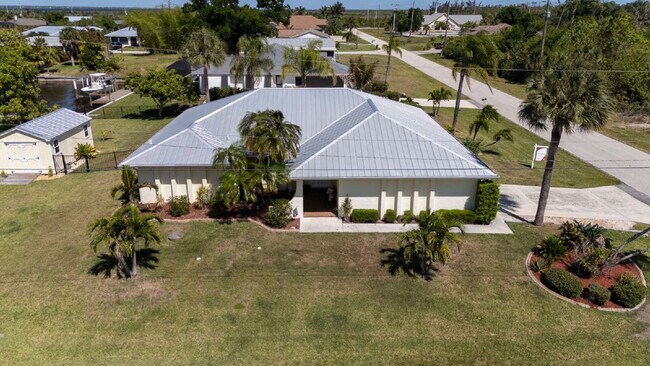 Building Photo - "Spacious 3-Bed Sanctuary with 3.5 Baths in Charming Port Charlotte!"