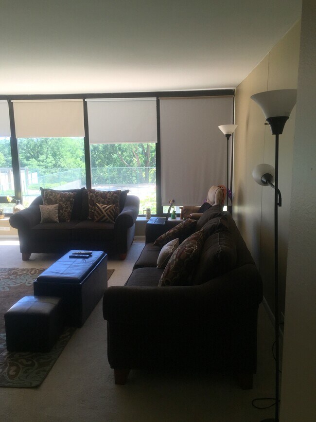 Building Photo - 5445 N Sheridan Rd