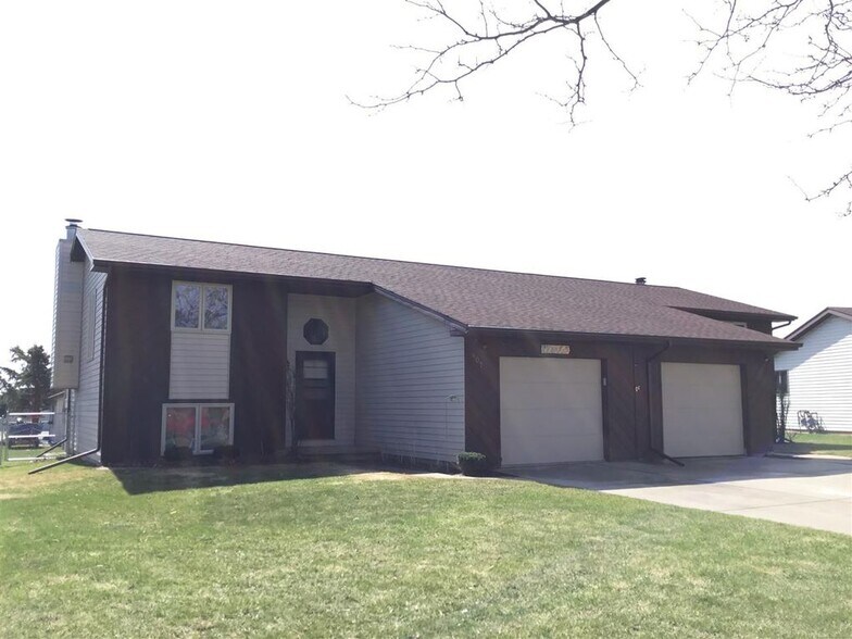 Primary Photo - 809 W Ridgeview Dr
