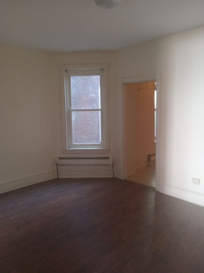 Building Photo - Spacious three Bedroom!!!