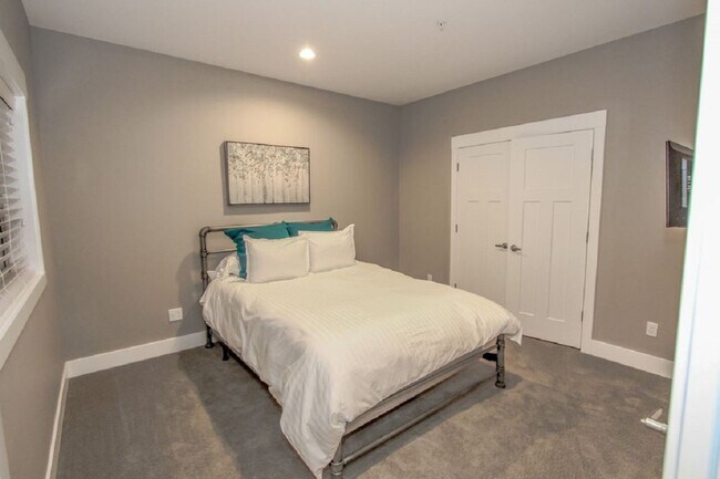Building Photo - Luxury 2-Bed x 2-Bath Condo For Rent
