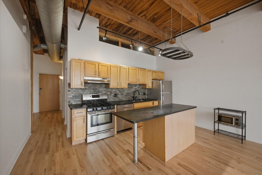Building Photo - 1250 W Van Buren St
