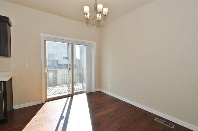Building Photo - Immaculate Townhouse w/2 Car-Garage