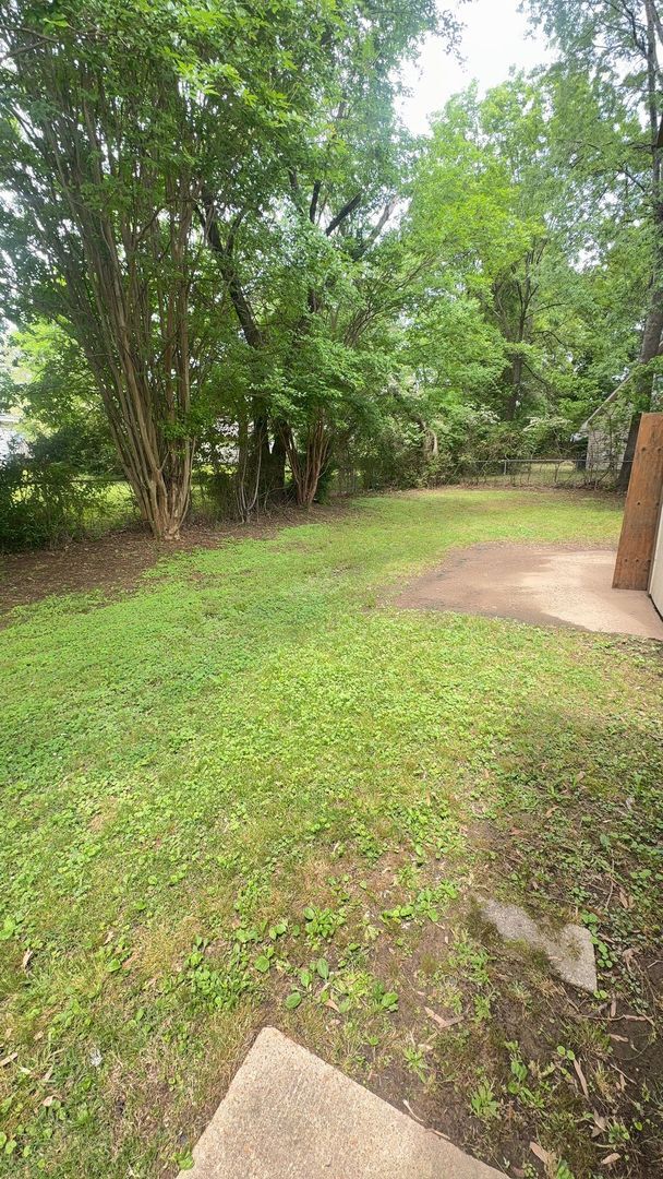 Building Photo - Charming 3 bedroom  / 2 bathroom home - Op...