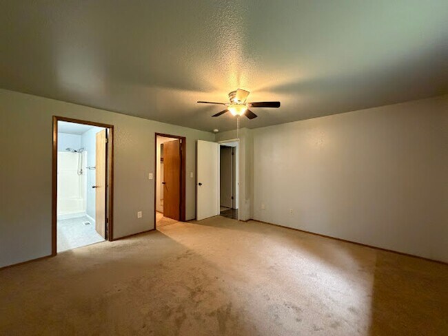 Building Photo - Spacious living with city access 3 bed 2 bath rambler!