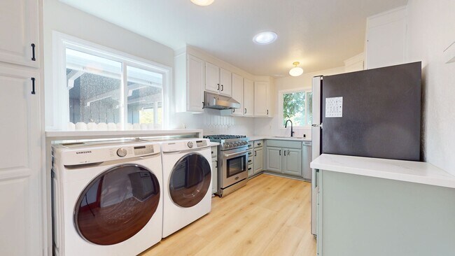 Building Photo - Mid-Century Home Available in the Richmond...