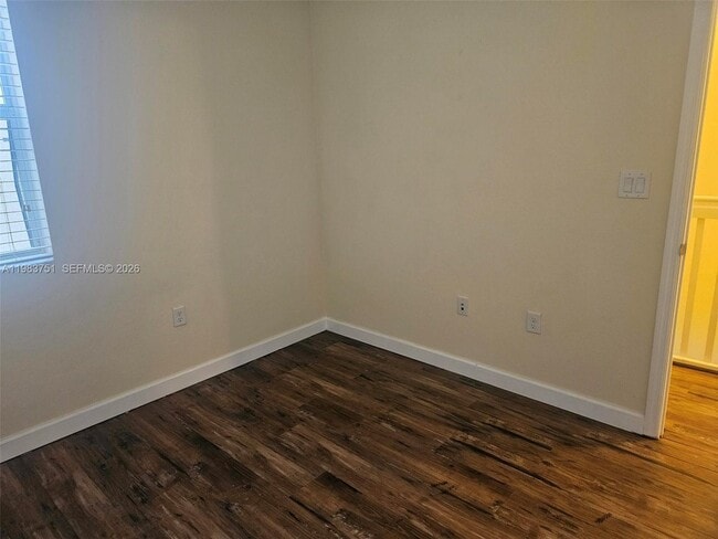 Building Photo - 142 SE 28th Ter