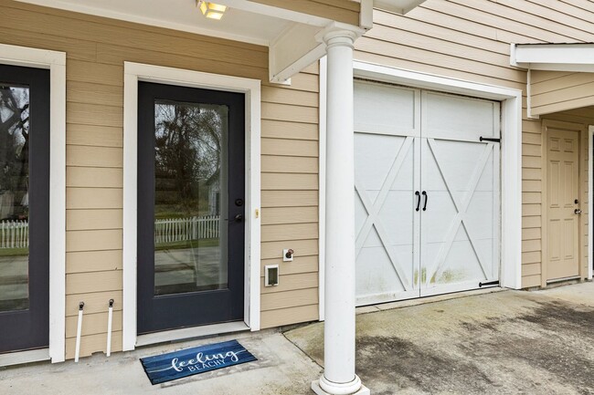 Building Photo - Newly Renovated Townhome