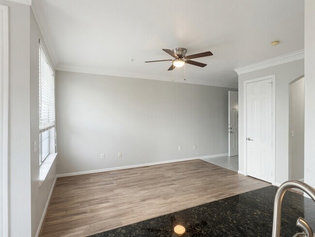 Building Photo - 7575 Kirby Dr