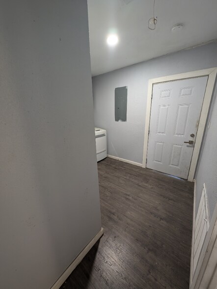 Building Photo - 406 Goliad St