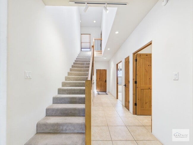 Building Photo - Beautifully Done Custom Built Townhouse wi...