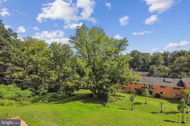 Building Photo - 10631 Montrose Ave