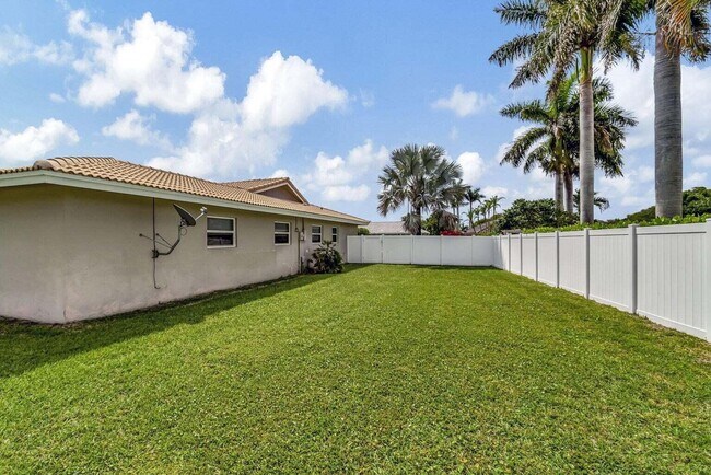 Building Photo - 5660 Golfway Dr