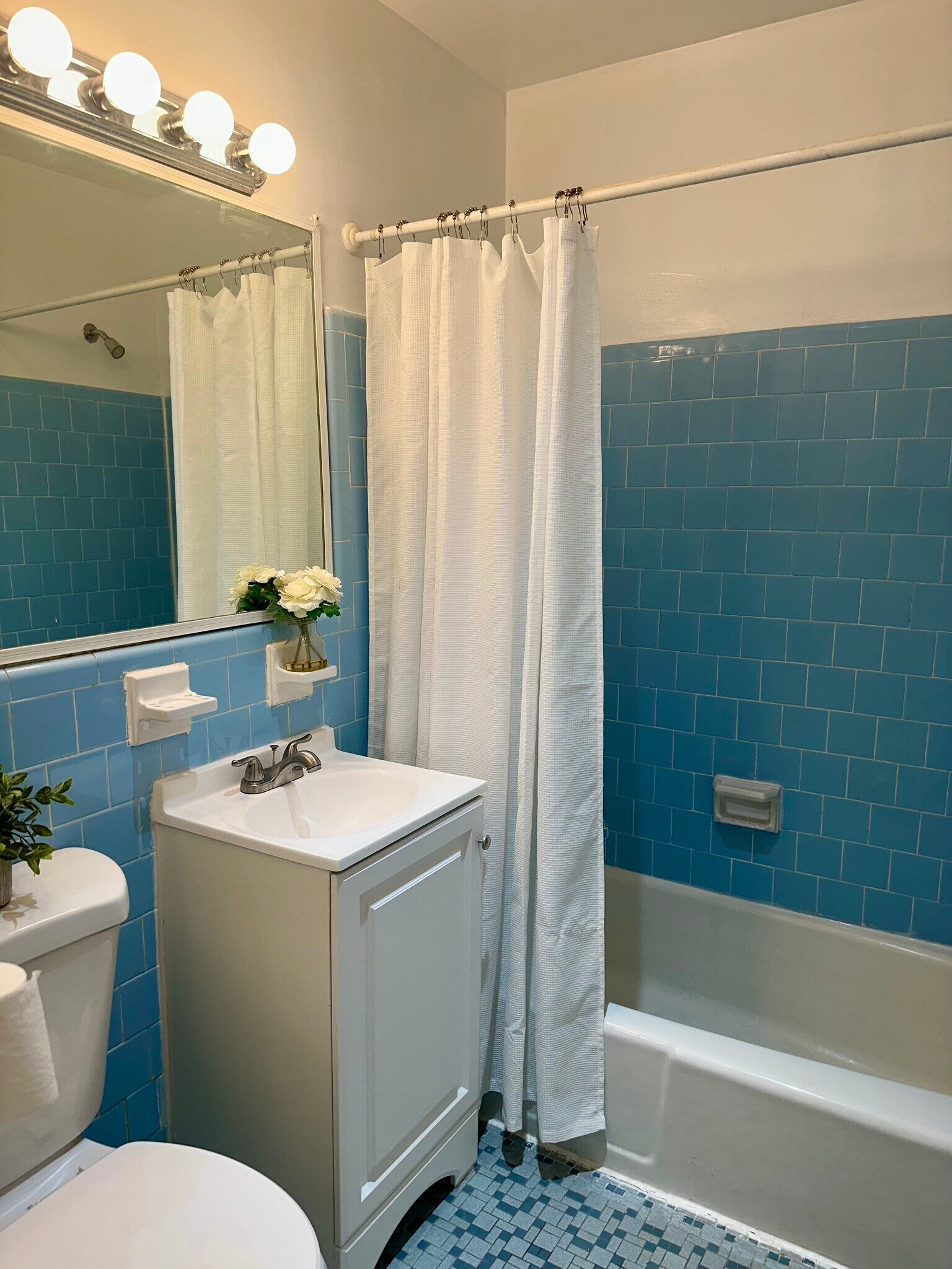 Building Photo - 3945 Lyndhurst Dr