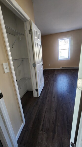 1st bedroom with bathrom included - 40 Northern Dr