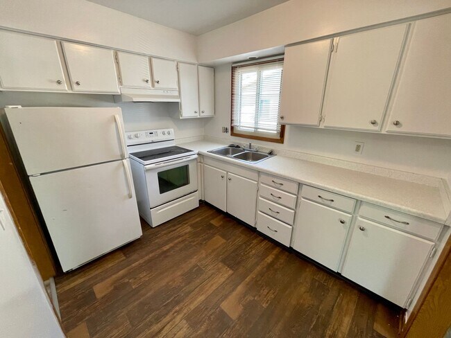 Building Photo - Upper level 2-bed, 1-bath