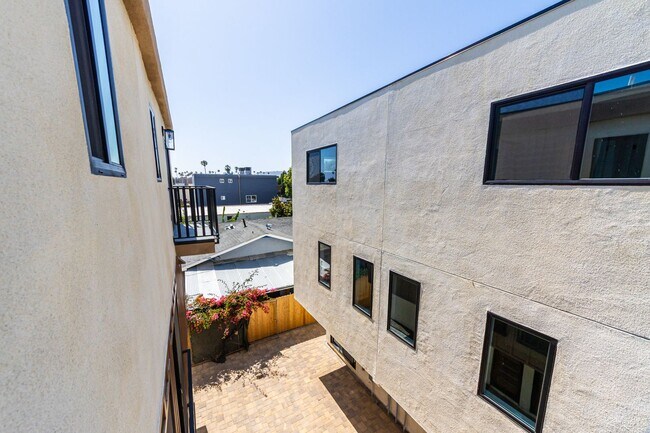 Building Photo - 5506 Barton Ave