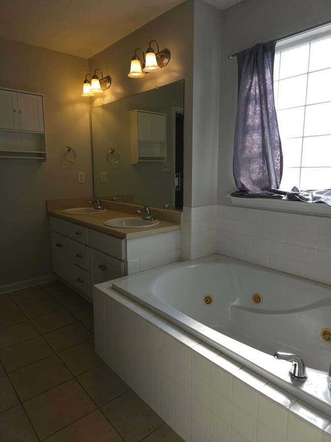 Building Photo - 219 Rainbow Falls