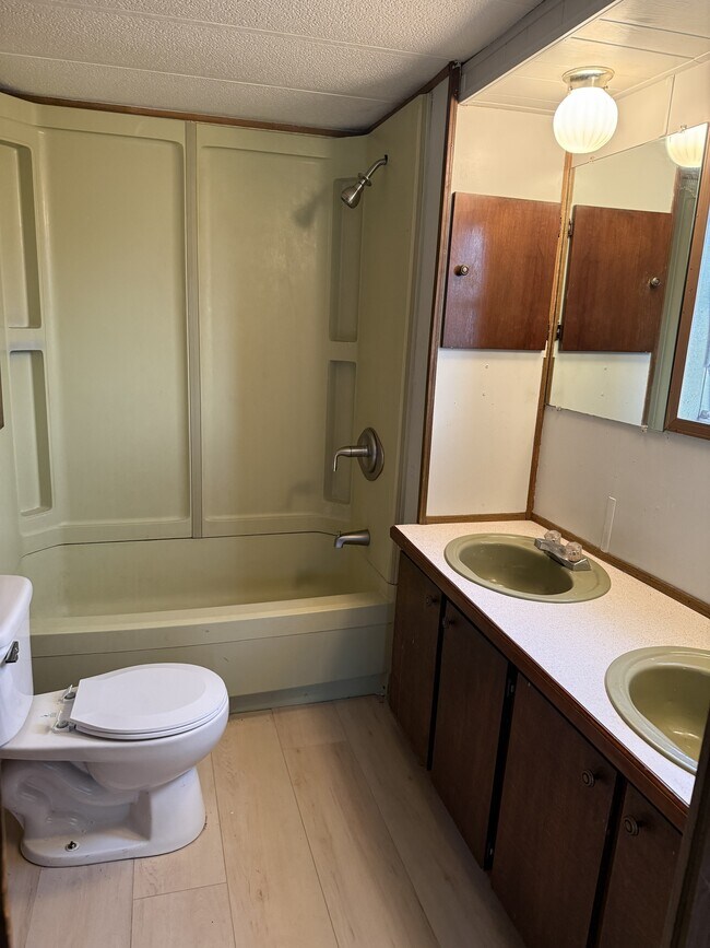 Building Photo - 1108 S Walnut Dr