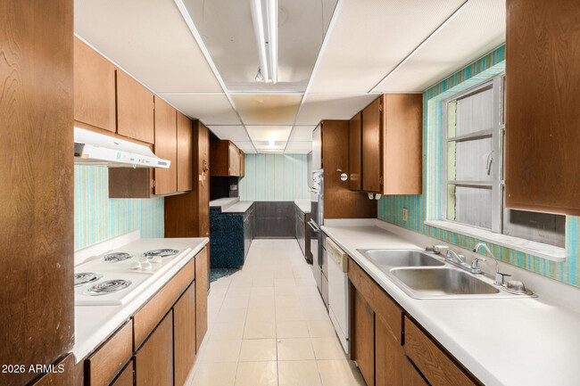 Building Photo - 1125 E 11th St