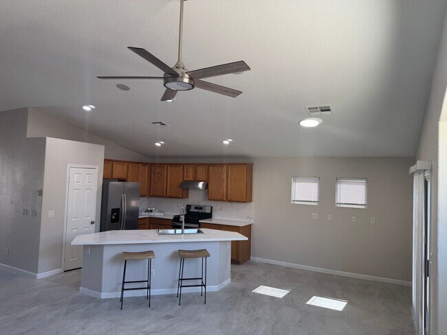Building Photo - 1 story home, 3 bedrooms, 2 bathrooms, 2 c...