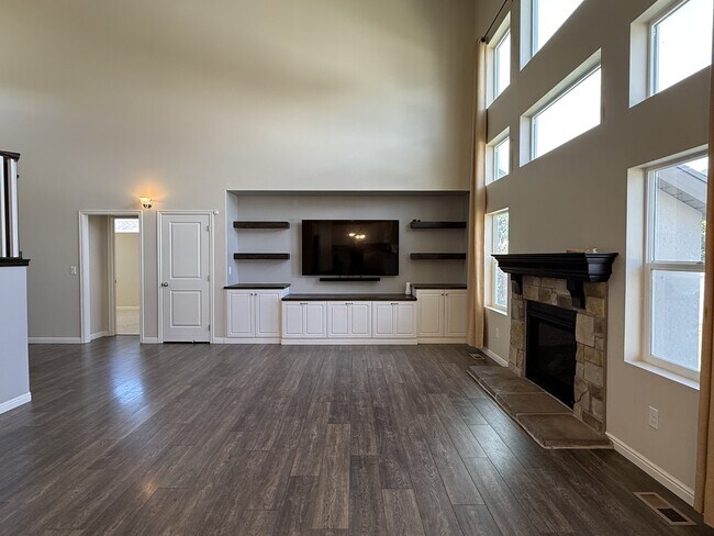 Building Photo - 744 W Ridgeline Dr