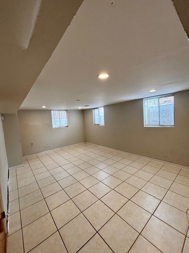 Building Photo - Super Spacious & Updated 1-Bed, 1-Bath Apa...
