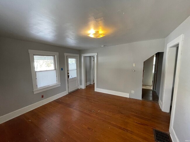 Building Photo - 521 W Wylie St