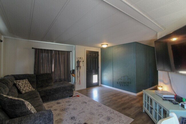 Building Photo - 2 Bed, 2 Bath Home in Kennewick with a SHOP!