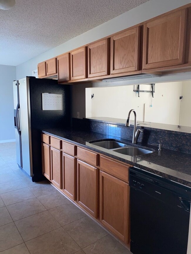 Building Photo - Three Bedroom Two Bath Home