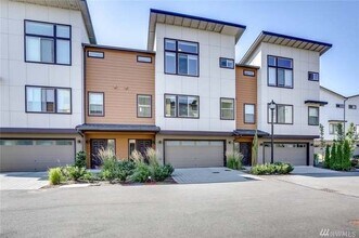 Building Photo - Fantastic and Private corner unit
