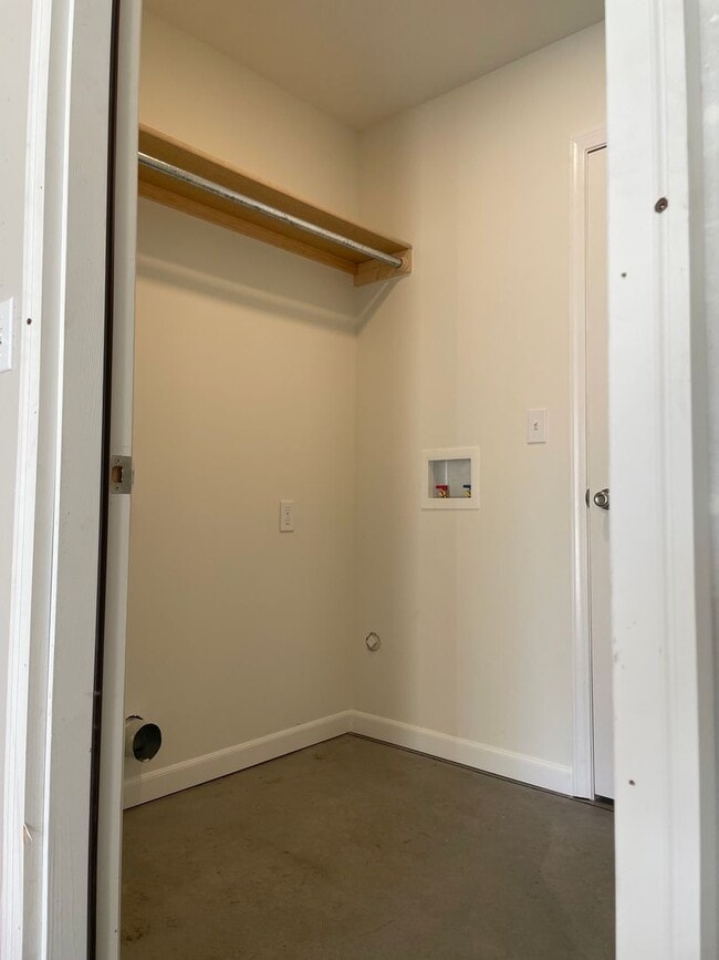 Building Photo - 3 Bedroom 2 bath Duplex with Garage Near WSU
