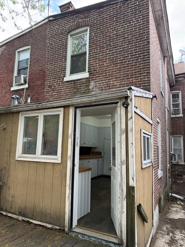 Building Photo - 933 Beatty St