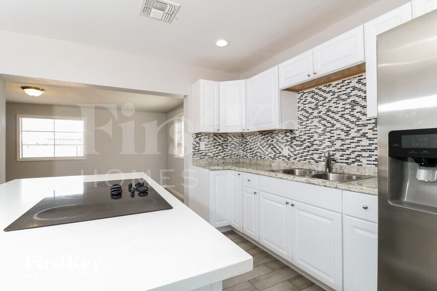 Building Photo - 2735 W Royal Palm Rd