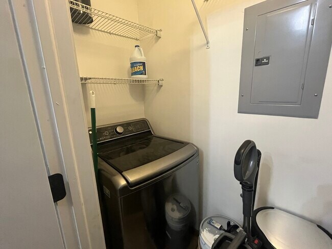 Building Photo - 1371 Cunat Ct